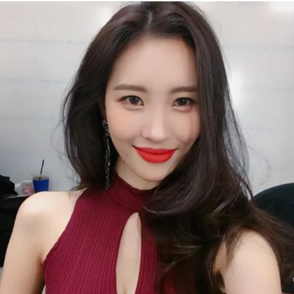 國民妹妹 IU、性感野馬泫雅都在做！2019 最偷吃步的 3 個「瘦臉變髮小動作」 讓你視覺秒瘦 10 公斤！