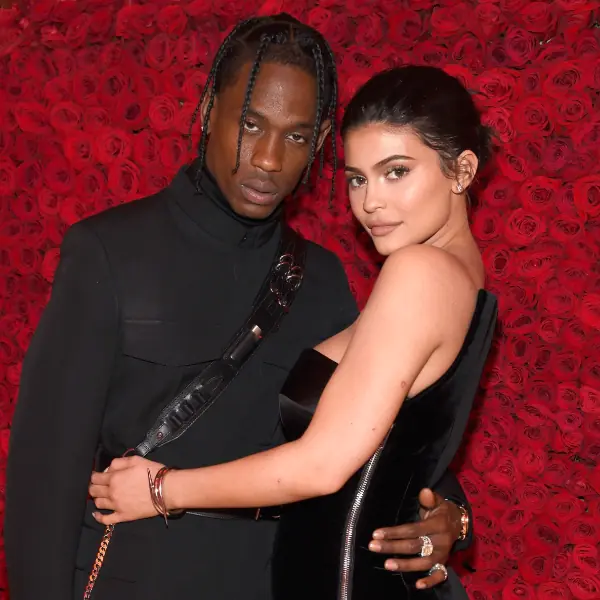 Travis Scott  提前幫凱莉詹娜 22 歲過生日「滿滿玫瑰花海」塞滿豪宅超誇張！預告還有驚人之舉