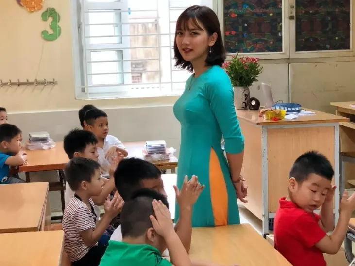 【野生抓正妹❤】美到被家長偷拍！國小老師「穿緊身裙裝上課」大爆紅，網友：想被 1 對 1 輔導⋯