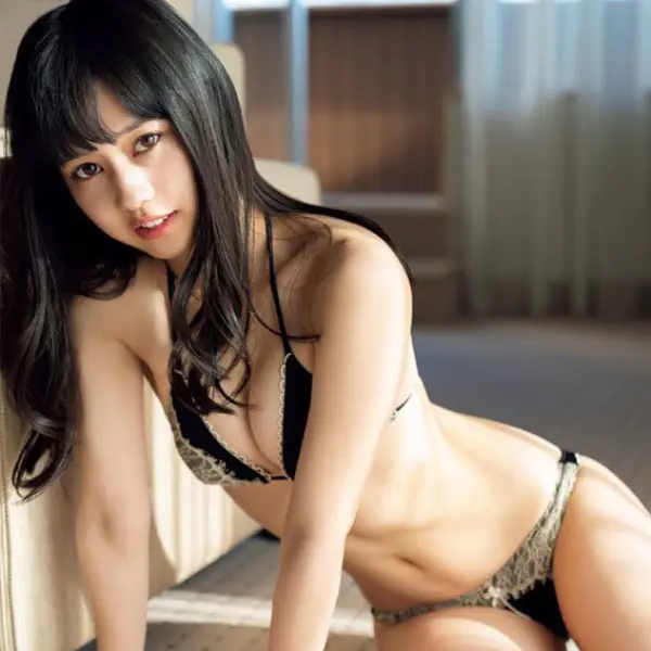 【野生抓正妹❤】日本格鬥節目驚見「超萌舉牌小姐」大爆紅！網友：想跟她玩摔角⋯