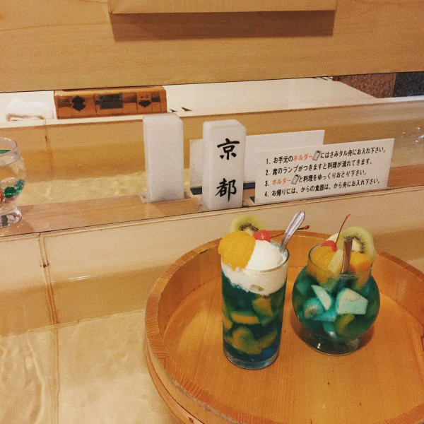 懷舊風情！日本「流水式」喫茶店可愛爆紅，點飲料到送餐完全不需要跟店員說話！