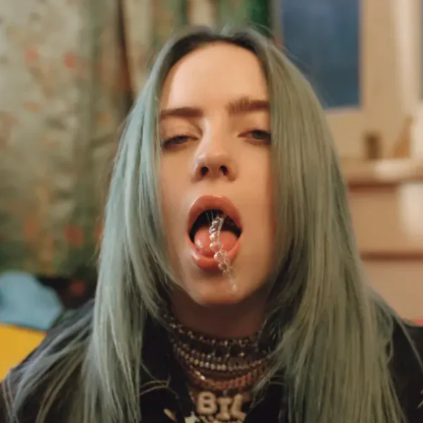 Billie Eilish 與美國潮牌打造聯名商品「還是很怪」！日式動漫巨乳女郎圖案超辣