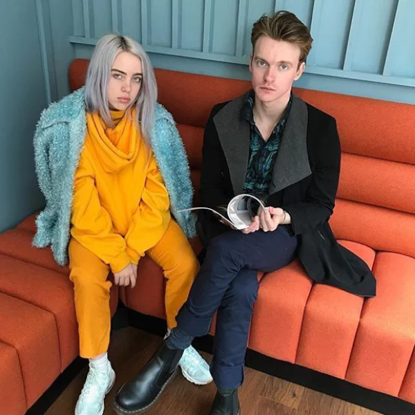 太唯美！Billie Eilish 聯手哥哥現場表演〈I Love You〉，粉絲興奮「這對兄妹超萌」！