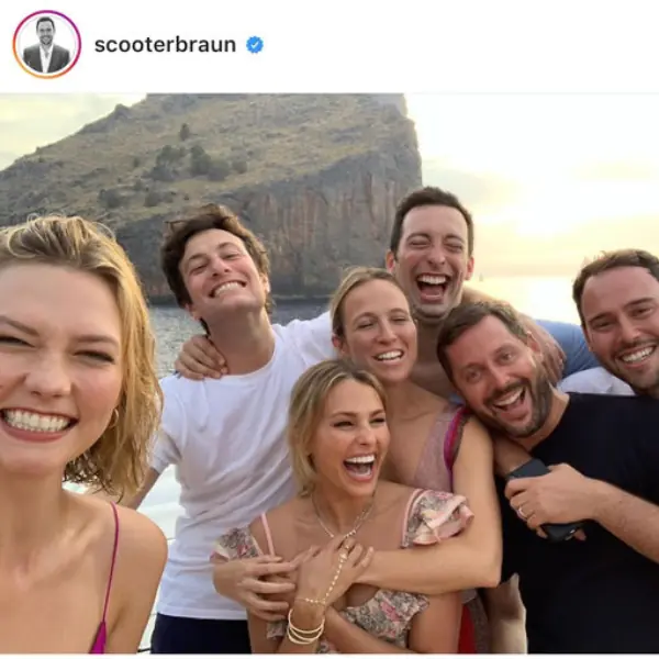 閨蜜軍團崩壞？卡莉克勞斯開心合影 Scooter Braun，泰勒絲歌迷湧入謾罵「假面朋友」！