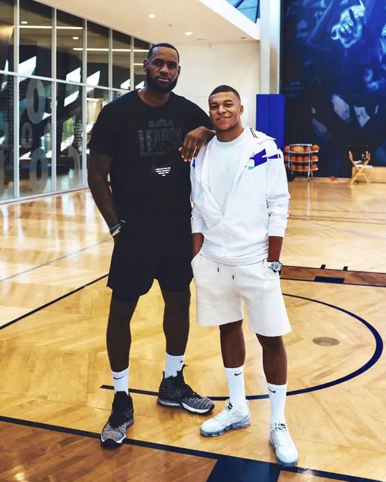 怪物球員穿怪物神鞋！Zion、LBJ 直接穿著 AJ4、LeBron 17 上場打球，網友： 鞋多就是任性⋯