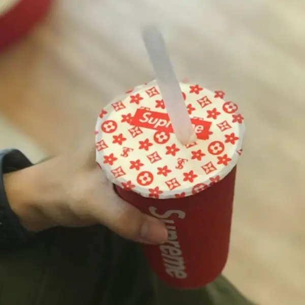 連至尊也跨足手搖飲？！Supreme 前進中國開設「Supreme Tea」飲料店，但等等⋯怎麼怪怪的？