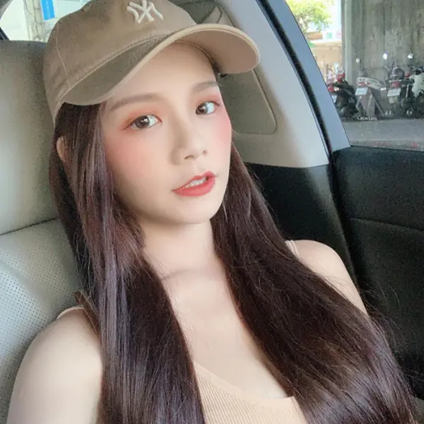 「E 奶超胸網紅」遭酸沒內涵「靠臉靠身材貼大咖 Youtuber 爆紅」不避諱坦承：都是事實！