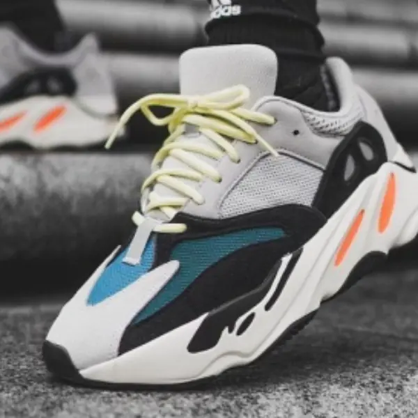 小賈也上腳的 Yeezy 700 OG 本週原價發售！肯爺口中的「Yeezy 帝國」新狠貨，網友卻狂幹譙！