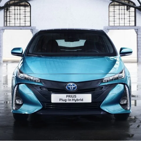 不只省油錢，現在還要大降價 22 萬元！Toyota Prius PHV 小改款，60 公里內免加油