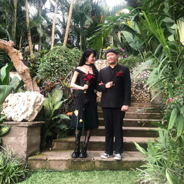 「暗黑系」韓國超模崔素拉結婚了！酷帥風格的她連婚紗也超叛逆！
