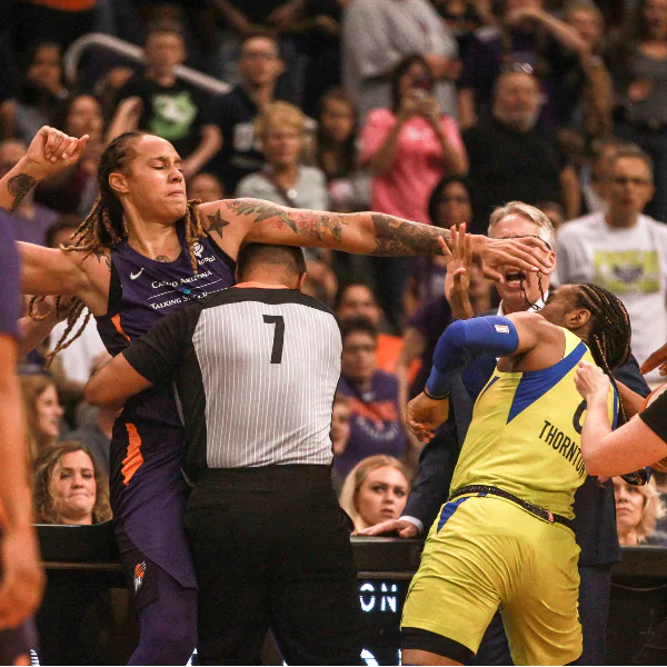 女子大亂鬥！WNBA 明星中鋒比賽爆走「1 挑 5」跟對手互毆，男裁判出面制止還差點攔不住！