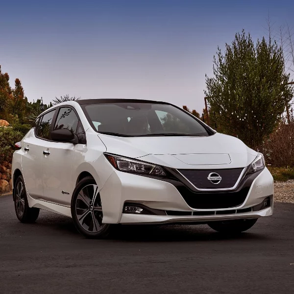 平均 10 分鐘賣一台！連 Tesla 都要要叫聲學長的 Nissan Leaf 預計 9 月強勢登台