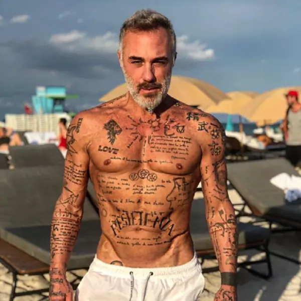 高招！義大利富豪 Gianluca Vacchi 開遊艇趴把辣模「翹臀當鼓拍」引砲轟，他決定這樣反擊批評！