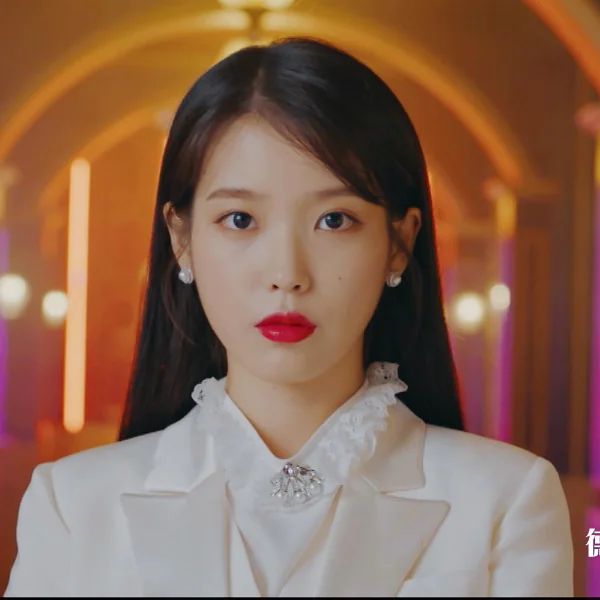 超強仿妝！IU《德魯納酒店》「張滿月社長妝容」被美妝博主神還原 網友：「這樣看相似度百分之百」！