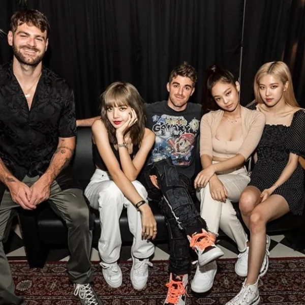 搶合照！老菸槍雙人組直呼被 BLACKPINK 正妹電翻「一夜就墜入愛河 3 次」！
