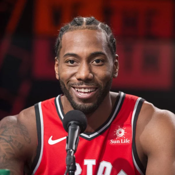 改走高調路線？！Kawhi Leonard「爆炸頭」新髮型搶先曝光，球迷熱議：「好像年輕的 Kobe！」