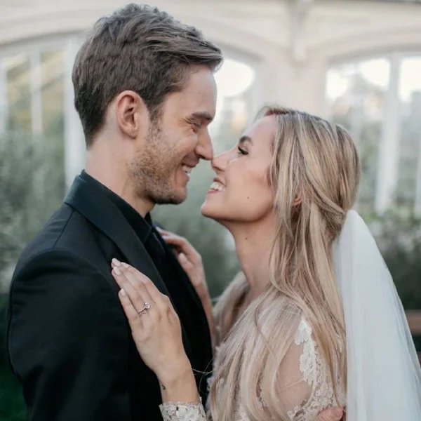 YouTube 訂閱粉絲近億超強大！PewDiePie 幸福宣告正式結婚，娶回愛情長跑 8 年正妹女友！