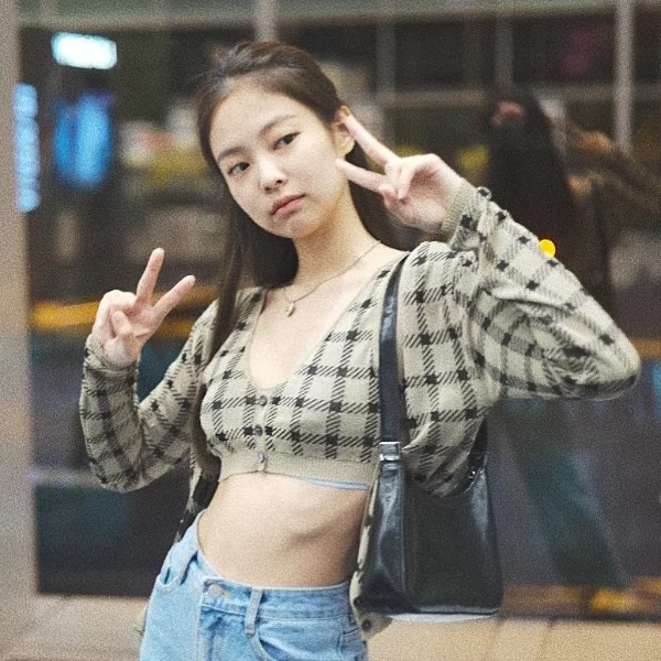 搭不好水蛇腰也會變水桶腰！連 Jennie 都會踩雷的 3 個「顯胖 NG 穿搭」妳中鏢了嗎？