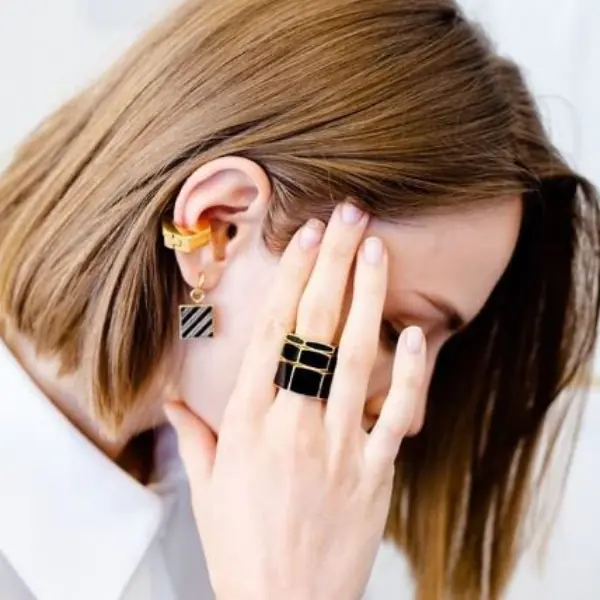 這些珠寶都好帥！Off-White、Cartier...10 款潮妹必戴「高 CP 值個性珠寶」一秒掰彎男友！