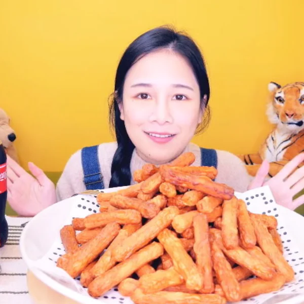 網路論戰大胃王「千千」護理師轉戰 Youtuber 很勵志？網曝：「原本月薪就打趴超多人⋯」