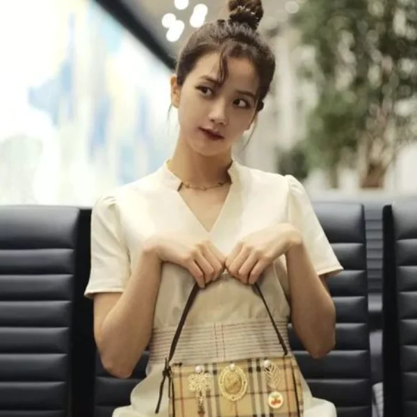 這曬包狂度完勝 LISA！揭曉 JISOO、ROSÉ 最愛 8 款「爆款精品包」，LV、Dior 通通買到不手軟！