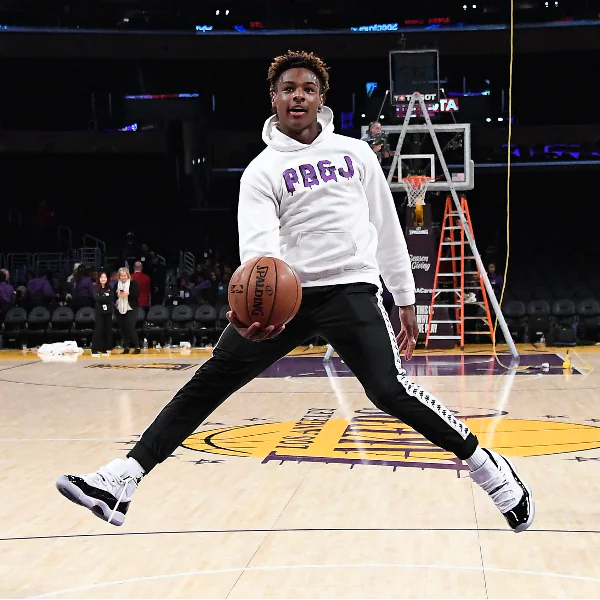 他真的 14 歲？詹皇兒子 Bronny 大秀「高難度拉桿上籃」得分，父親狂讚：「太猛了吧！」