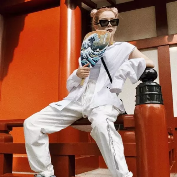 確定沒有血緣關係？神似 VAVA 的時尚博主不僅超多神級虧裝，球鞋穿搭也帥翻！網友：她我可以！