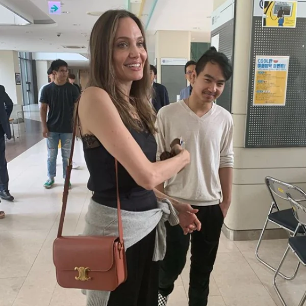 同學的媽媽是安潔莉娜裘莉！18 歲兒子到南韓留學，好萊塢巨星現身引校園轟動！