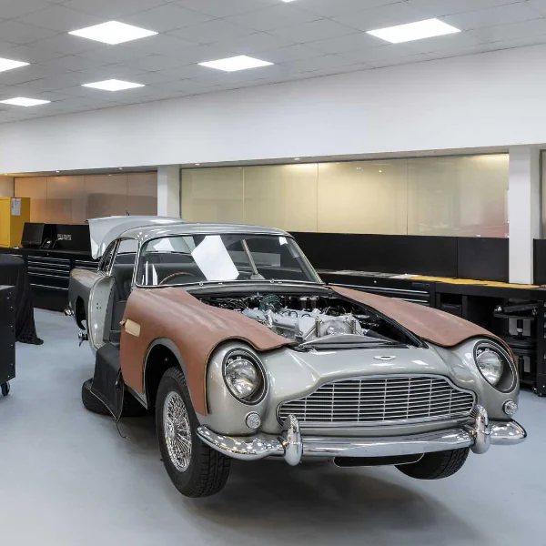 機關槍、煙霧製造機、牌照翻轉通通神還原！Aston Martin 復刻 007 經典坐駕 DB5 全球僅 25 輛