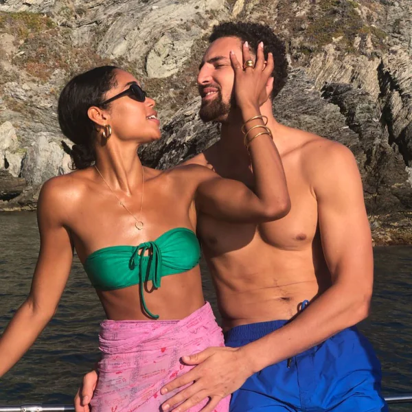 「她是我的甜心！」Klay Thompson 公開與女友《蜘蛛人》蘿拉交往，前隊友調侃「終於有人愛你了！」