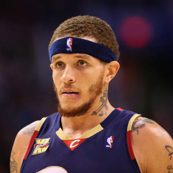 現況曝光！詹皇前隊友 Delonte West 被拍到「落魄街頭」畫面，球迷：「要不是當年的事件...」