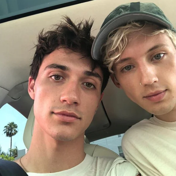 「你跟男友誰在上面或下面？」澳洲美男歌手 Troye Sivan 被記者冒犯提問激怒！
