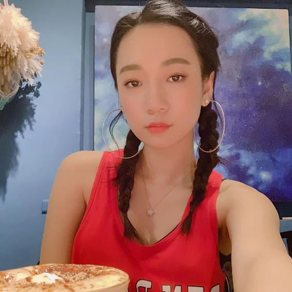 【 明星潮什麼】莫莉喜歡越緊越好、吳卓源沒「它」不行！揭秘 3 位女 Icon 「沒有會死」的搭配關鍵！