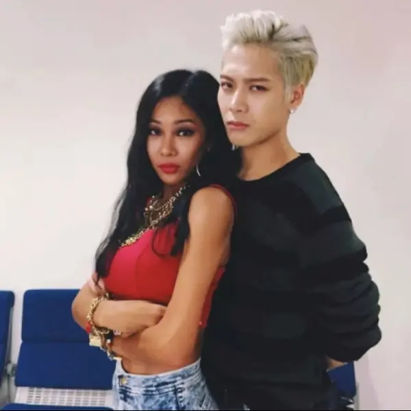 坦白隆胸、整容沒在怕！魔鬼身材女 Rapper 連泫雅見到她都要叫「姐」！
