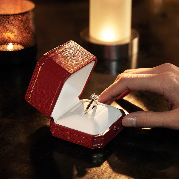 為何從不找代言人？小紅盒打開有交響樂？揭曉 Cartier 21 個「巷仔內才懂」的小秘密！