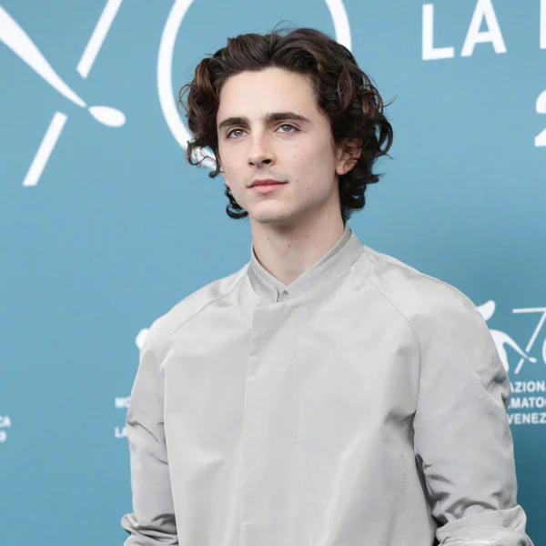 捲髮美男 Timothee Chalamet 王子般現身威尼斯影展，與女友莉莉蘿絲戴普首度同台！