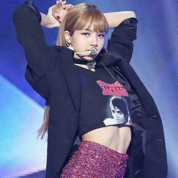 髮帶當腰帶！Blackpink Lisa 的「米粒腰」靠睡前「4 個動作」你也能成為小腰精！