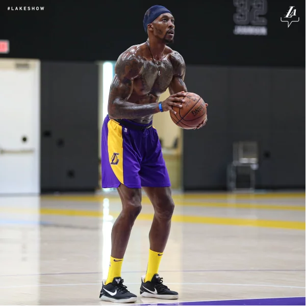 不再是草莓獸！魔獸 Dwight Howard 曬出「超精壯」身材照，霸氣宣示：「我會 110% 回歸！」