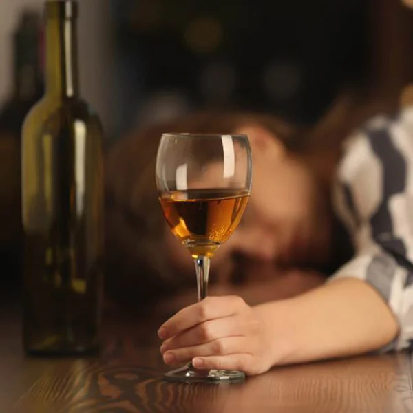 4 大酒後禁忌＋解酒好物你要知！年輕男子酒後熱水淋浴致中風！？
