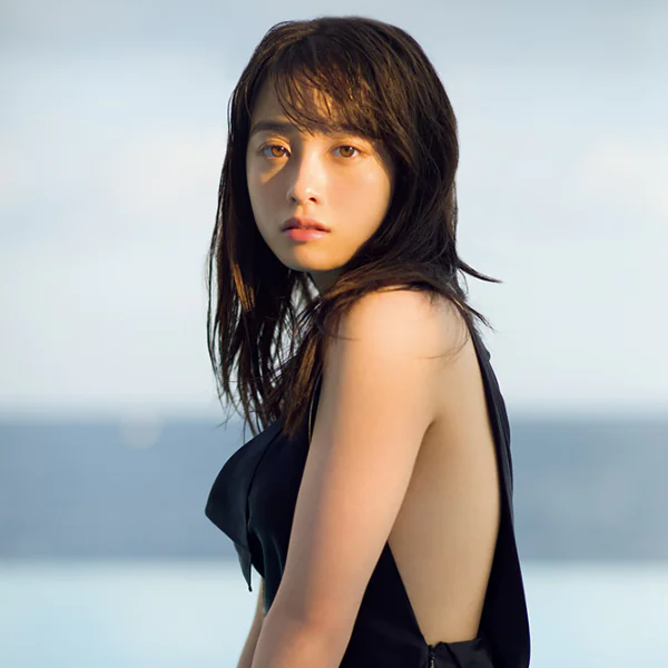「千年一見美少女」居然也有這種困擾？不到 160 公分的橋本環奈就靠「這 3 招」穿出完美好比例！