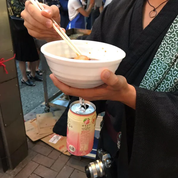 酒鬼們都該來一個！日本網友激推酒鬼必備神器「指環掛鉤」，一邊吃東西一邊喝酒超方便！