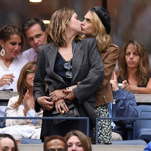 養眼畫面！英國超模 Cara Delevingne 在美網觀眾席直接親起來，上個月剛密婚結為妻子！