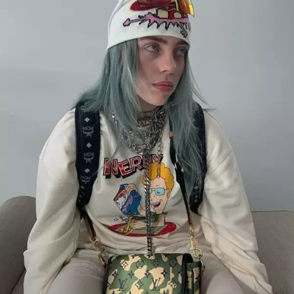 到底是懂穿還是懂炫行頭？解析 Billie Eilish 的 3 招「超猛浮誇穿搭術」，網友：項鍊這樣戴會窒息吧⋯