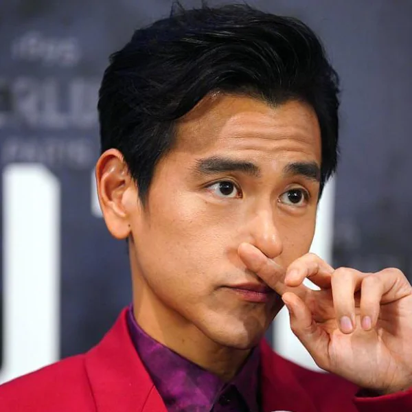 男神也有這一天？彭于晏驚見「抬頭紋路」爬滿臉！4 個簡單小動作重拾飽滿額頭～