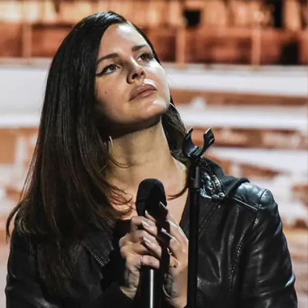Lana Del Rey 翻唱亞莉安娜名曲〈Break Up With Your Girlfriend, I'm Bored 〉，迷幻風格一聽就淪陷！