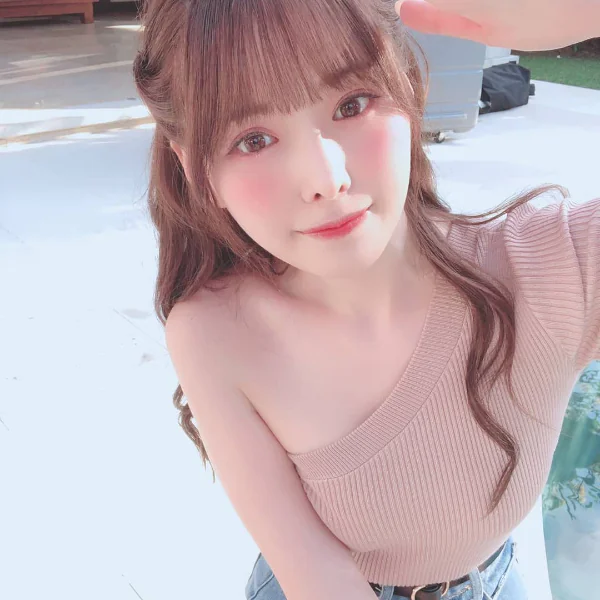 「AV 圈最強美腿」橋本有菜私下居然是氣質妹？ D 槽女神靠「這 3 招」就算包緊緊照樣征服千萬粉～