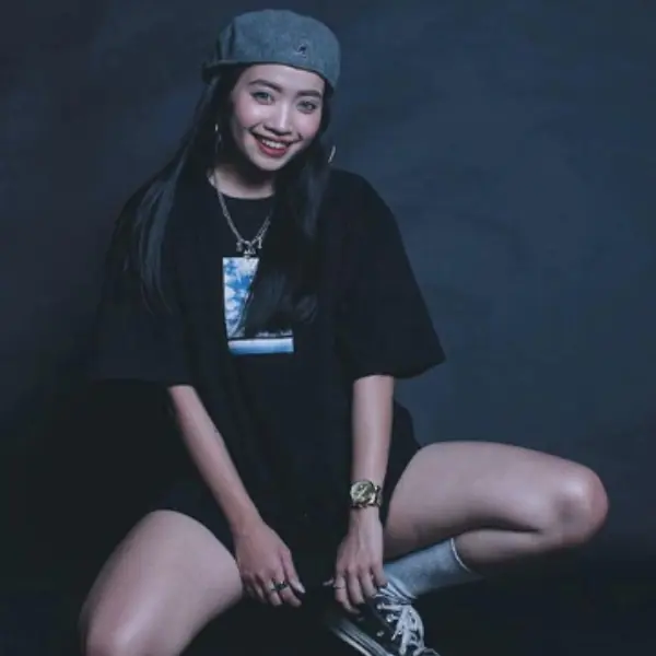這街舞妹子夠辣！潮妹七七不僅舞技一流，駕馭帥氣虧裝也很有一套！網友：突然想學跳舞了～
