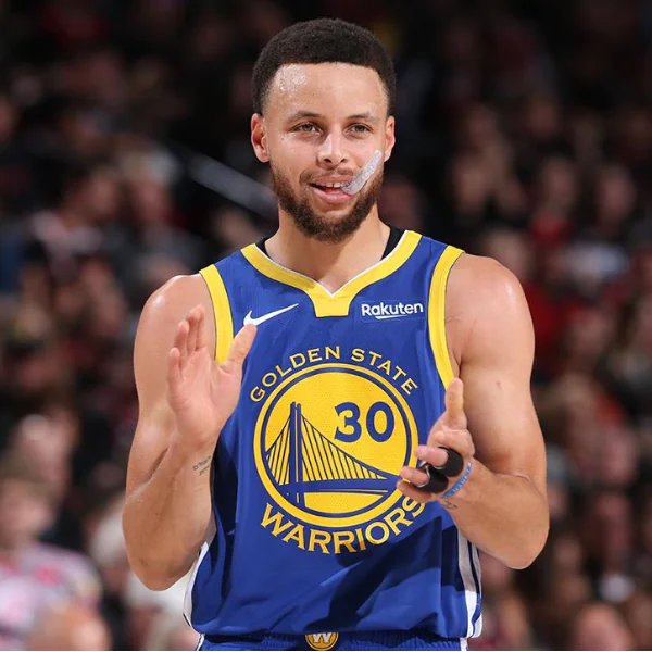 跟著勇士搬家！CURRY 豪擲 3100 萬鎂換房，外觀綠樹成蔭超愜意…
