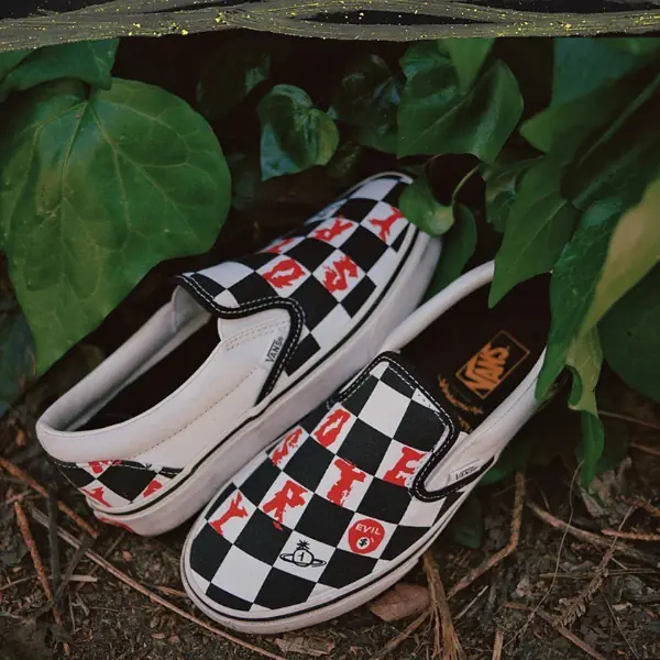 最划算的限量鞋！Vivienne Westwood 與 Vans 的聯名美鞋「不到台幣 3000 元」就能入手！