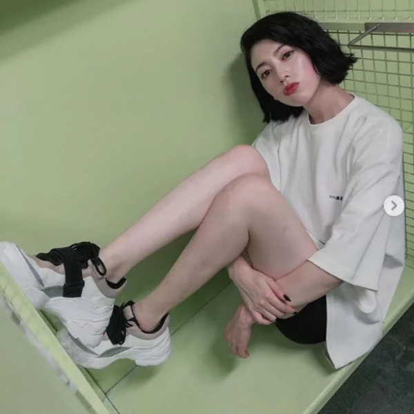 周杰倫新歌〈說好不哭〉MV 女主角三吉彩花是誰？身高 171 公分正妹可甜美也能酷帥！